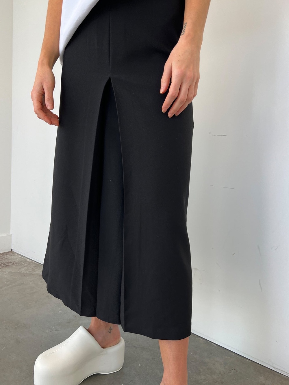 Oak and fort maxi black pleated skirt
